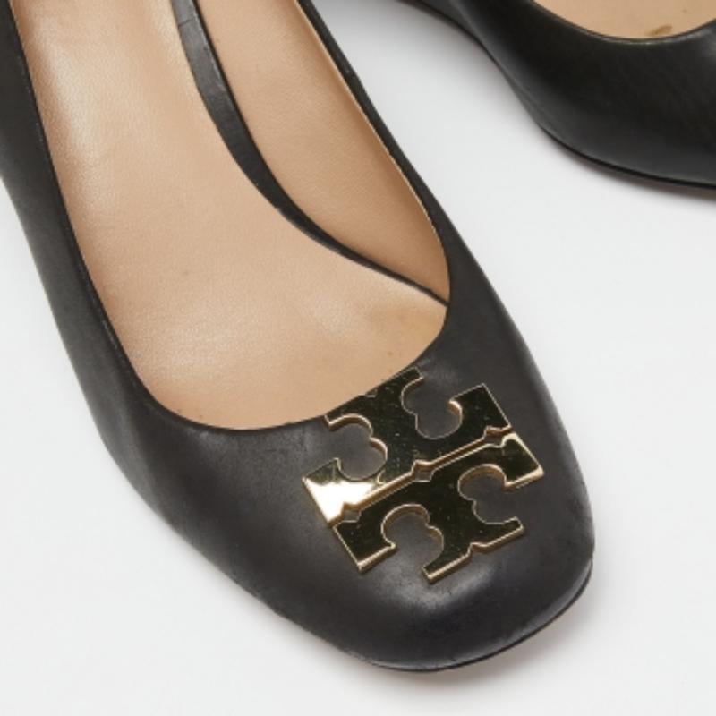 Tory Burch Chaussures à talons compensés en cuir noir Taille 36.5 Bon état - En vente à Dubai, Al Qouz 2