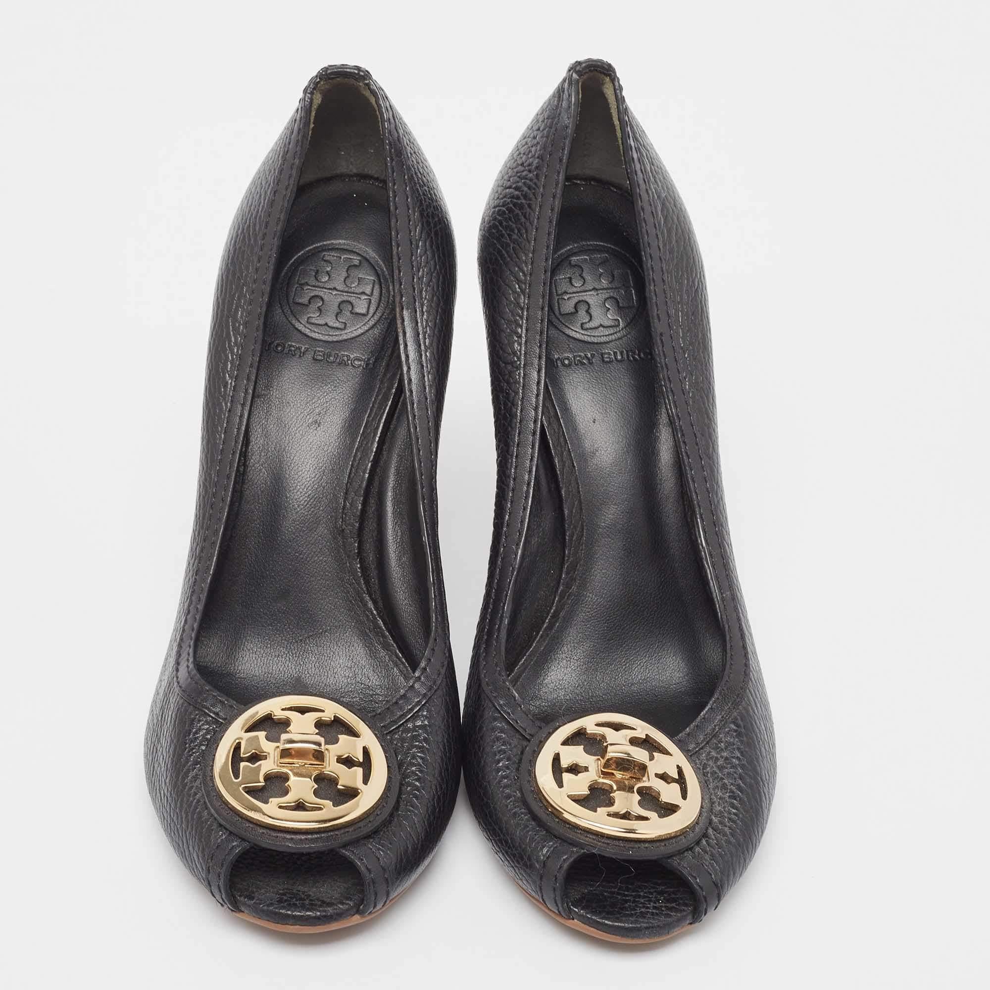 Tory Burch Black Leather Wedge  Pumps Size 38 In Good Condition In Dubai, Al Qouz 2