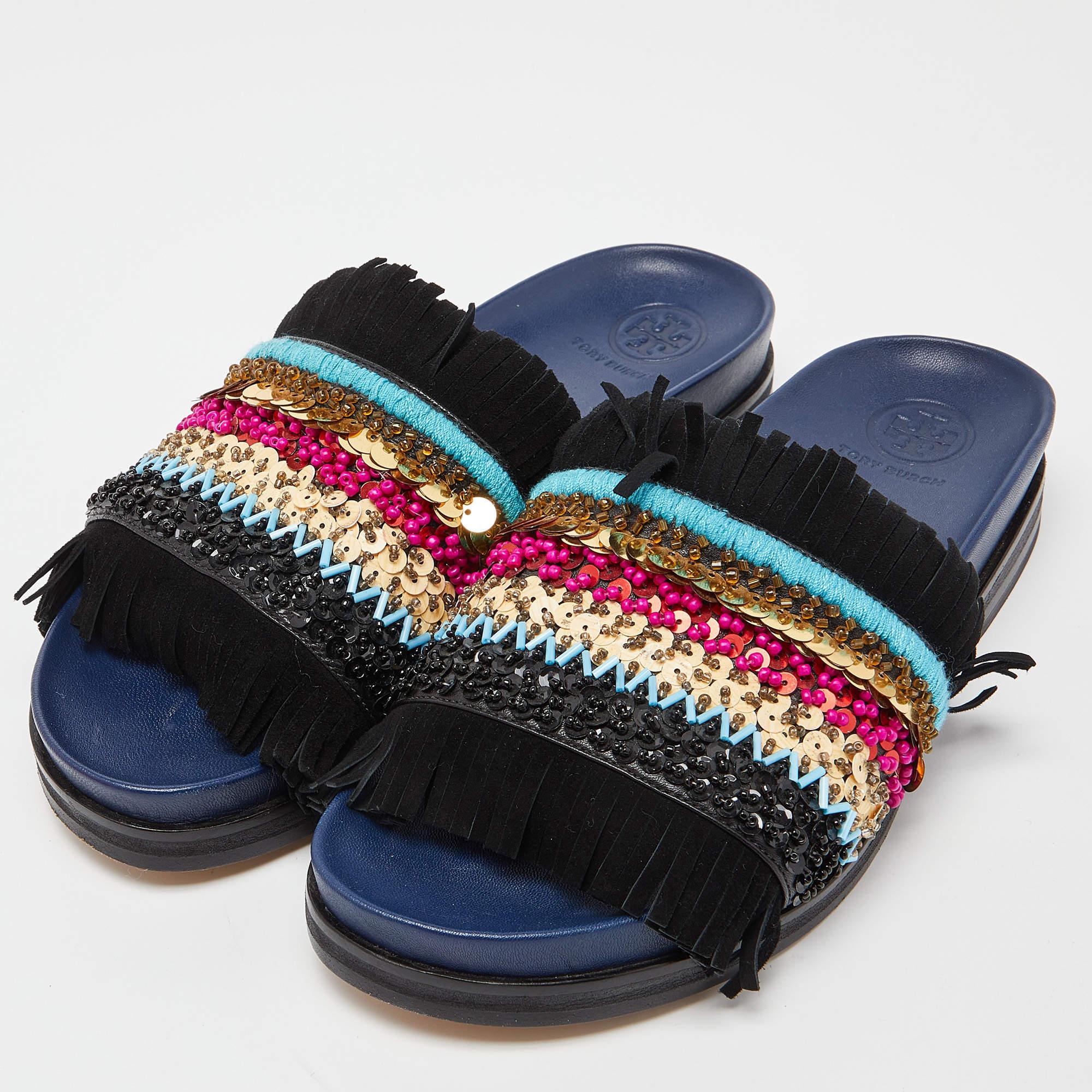 These sandals will frame your feet in an elegant manner. Crafted from quality materials they display a classy design and comfortable insoles.