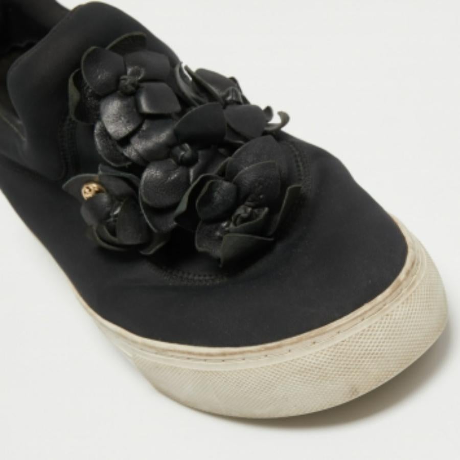Tory Burch - Scarpe da ginnastica in pelle e neoprene nero con fiori applicati - misura 40,5 In condizioni buone in vendita a Dubai, Al Qouz 2