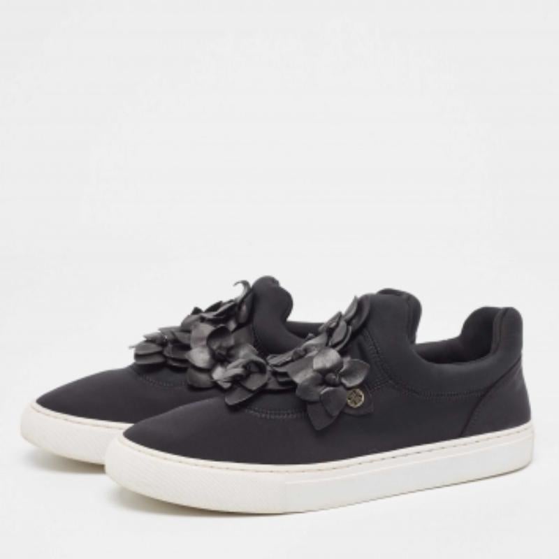 Queste sneakers di design, dalla silhouette classica, sono una combinazione perfetta di lusso, comfort e stile. Queste sneakers sono rifinite con dettagli firmati e comode solette.