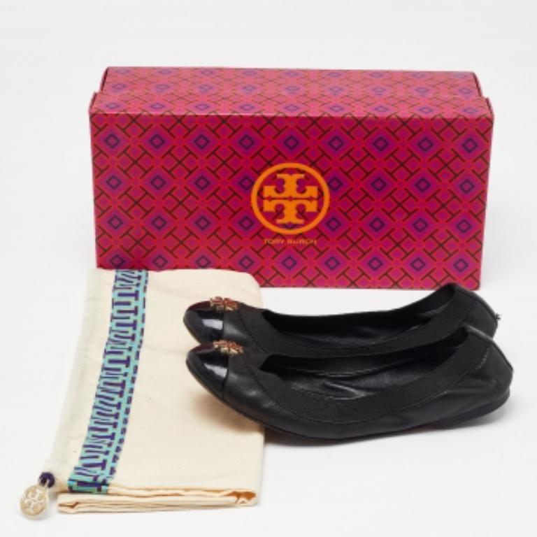 Vervollständigen Sie Ihren Look mit diesen flachen Ballettschuhen von Tory Burch, die Sie in Ihre Sammlung von Alltagsschuhen aufnehmen. Sie werden mit viel Geschick gefertigt, um eine perfekte Passform und Stil zu gewährleisten.