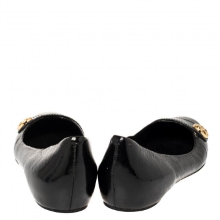 This pair of ballet flats from the house of Tory Burch embodies comfort and style in an effortless way. Crafted from patent leather, they feature the brand's logo on the uppers and snug insoles for easy walking sprees.