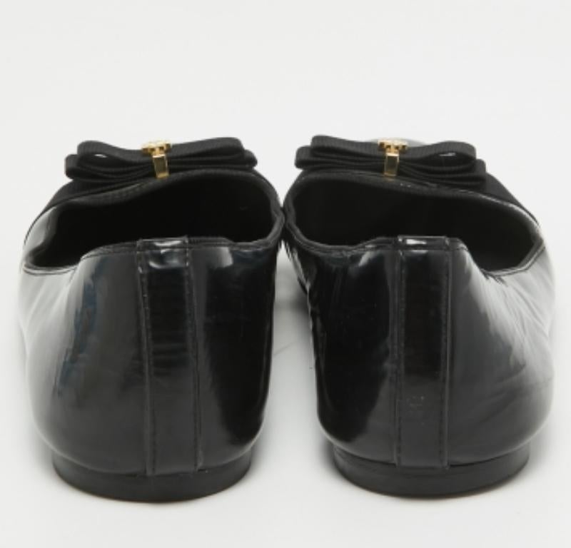 Tory Burch Bailarinas de charol negro con lazo talla 39 en Bastante bueno estado para la venta en Dubai, Al Qouz 2