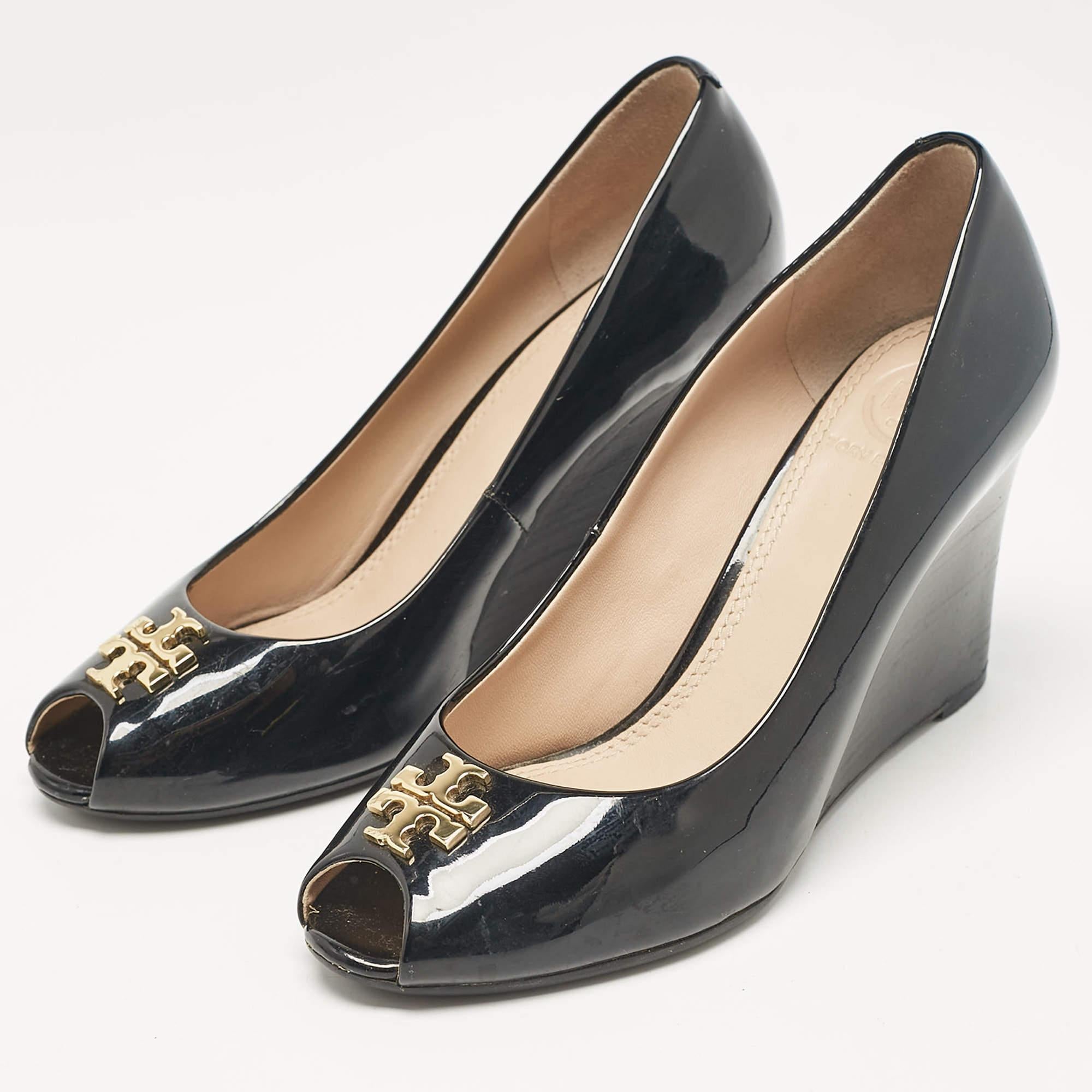 Curvaceous arches a feminine appeal and a well built structure define this set of designer pumps. Coming with comfortable insoles and sleek heels style them with your favorite outfits.