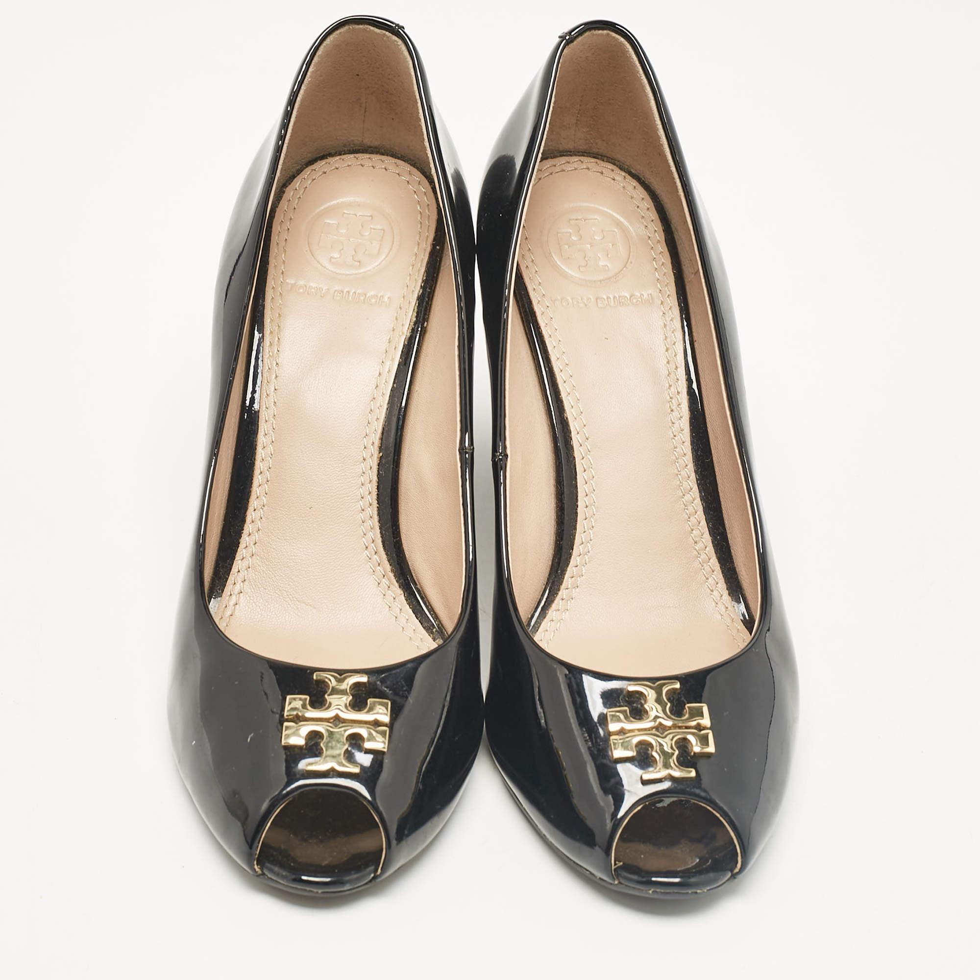 Tory Burch Black Patent Leather Jade Wedge Pumps Size 36.5 In Good Condition For Sale In Dubai, Al Qouz 2