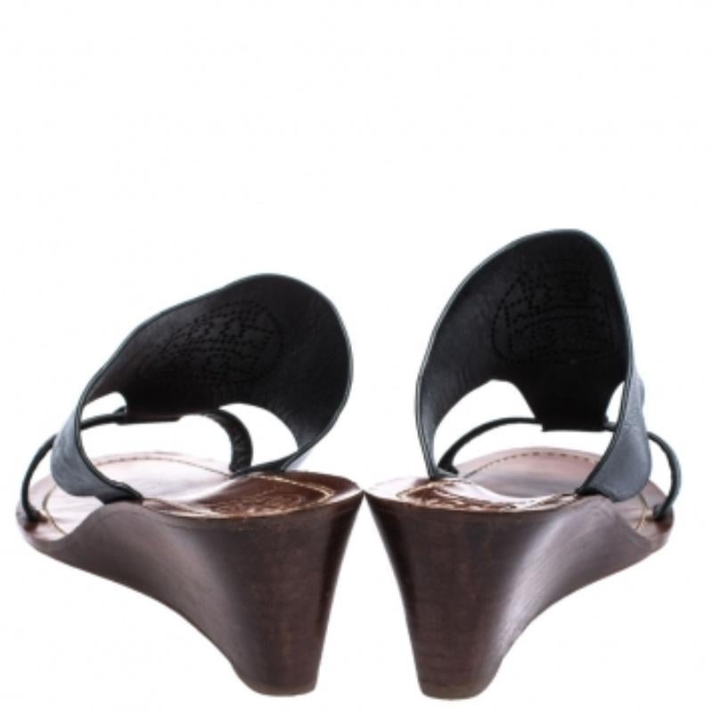Arborez ces fabuleuses sandales Tory Burch et sortez avec style. Ces sandales noires tendance sont polyvalentes et peuvent être portées en toute occasion. Confectionnées en cuir, elles sont dotées de bouts ouverts, d'un logo perforé sur l'empeigne,