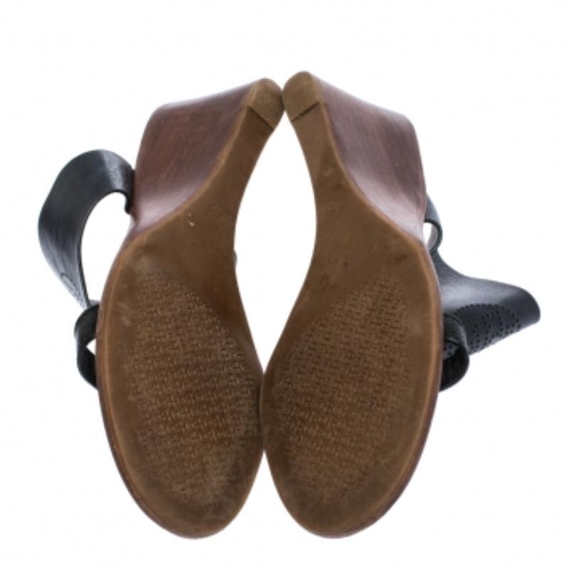 Tory Burch Black Perforated Logo Leatther Wedge Sandals Size 37.5 État moyen - En vente à Dubai, Al Qouz 2