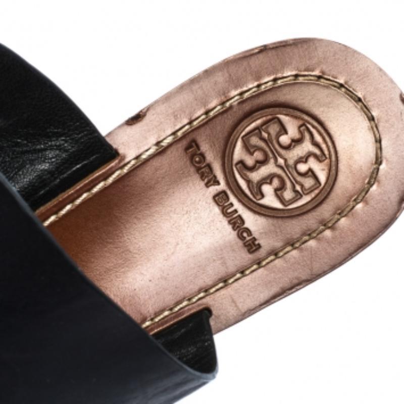 Tory Burch Black Perforated Logo Leatther Wedge Sandals Size 37.5 Pour femmes en vente