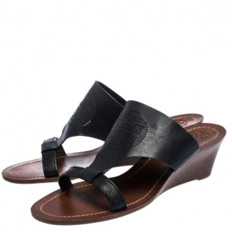 Tory Burch Black Perforated Logo Leatther Wedge Sandals Size 37.5 en vente 2