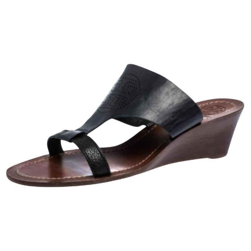 Tory Burch Black Perforated Logo Leatther Wedge Sandals Size 37.5 en vente