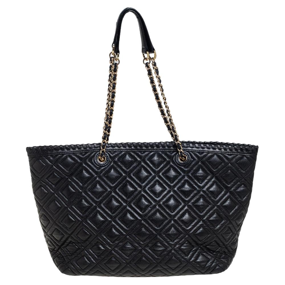 This Marion tote from Tory Burch represents elegant craftsmanship and design. Crafted from quilted leather, it comes with chain-leather woven shoulder straps. The bag has a fabric and leather-lined interior and is complete with the brand's logo on