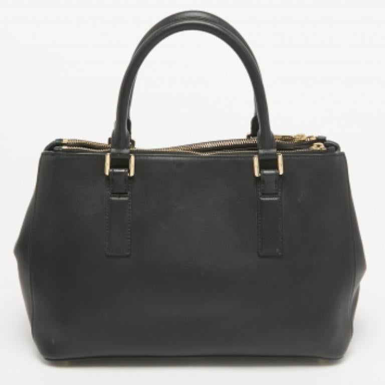 Diese verführerische Tragetasche für Frauen wurde entworfen, um Sie an jedem Tag zu begleiten. Die bequem zu tragende und modisch gestaltete Tasche wird mit viel Geschick zugeschnitten und in eine tolle Form genäht. Es ist gut ausgestattet, um ein