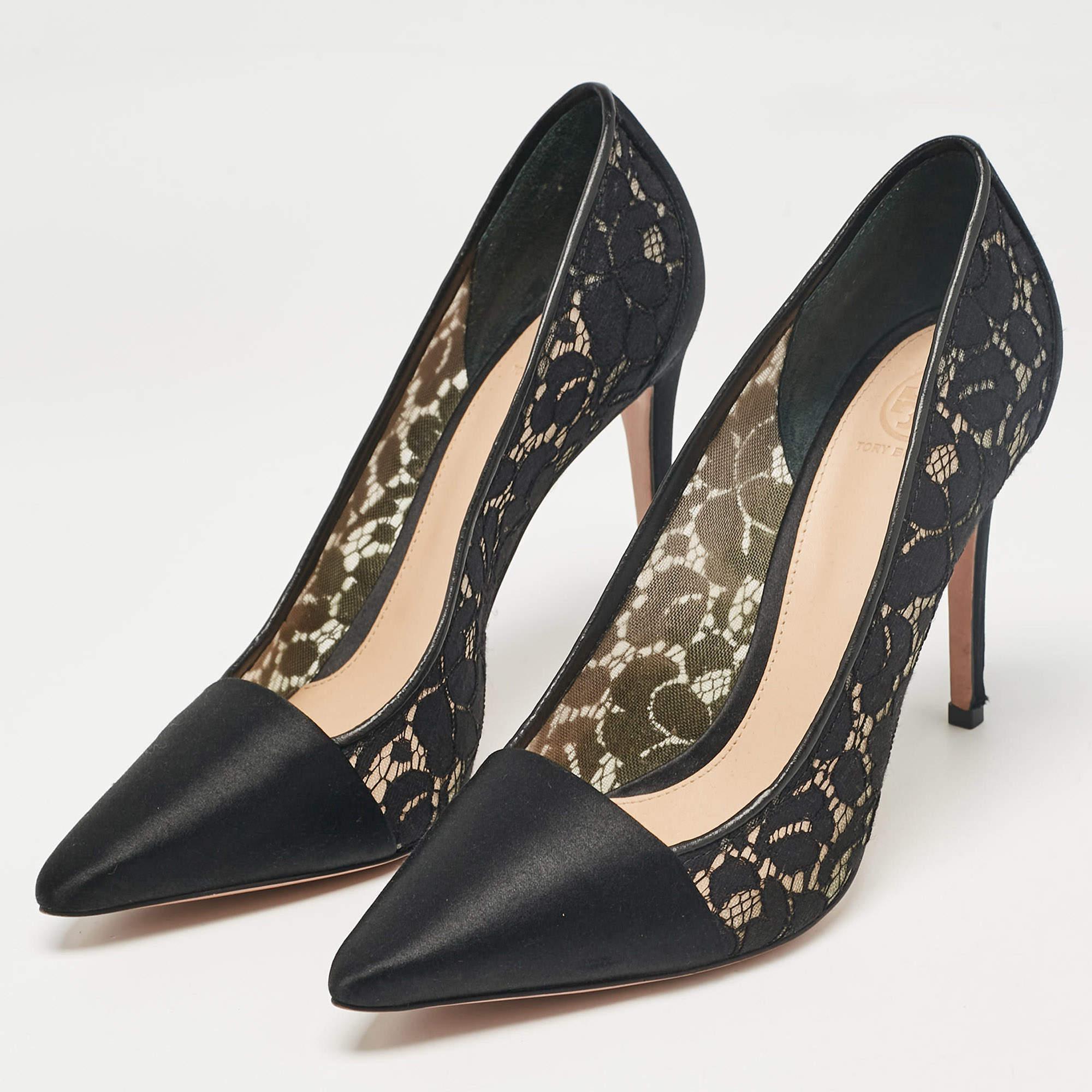 Des chaussures merveilleusement fabriquées ajoutées avec des éléments notables pour bien s'adapter et s'associer parfaitement à tous vos projets. Faites vôtres ces escarpins noirs Tory Burch dès aujourd'hui