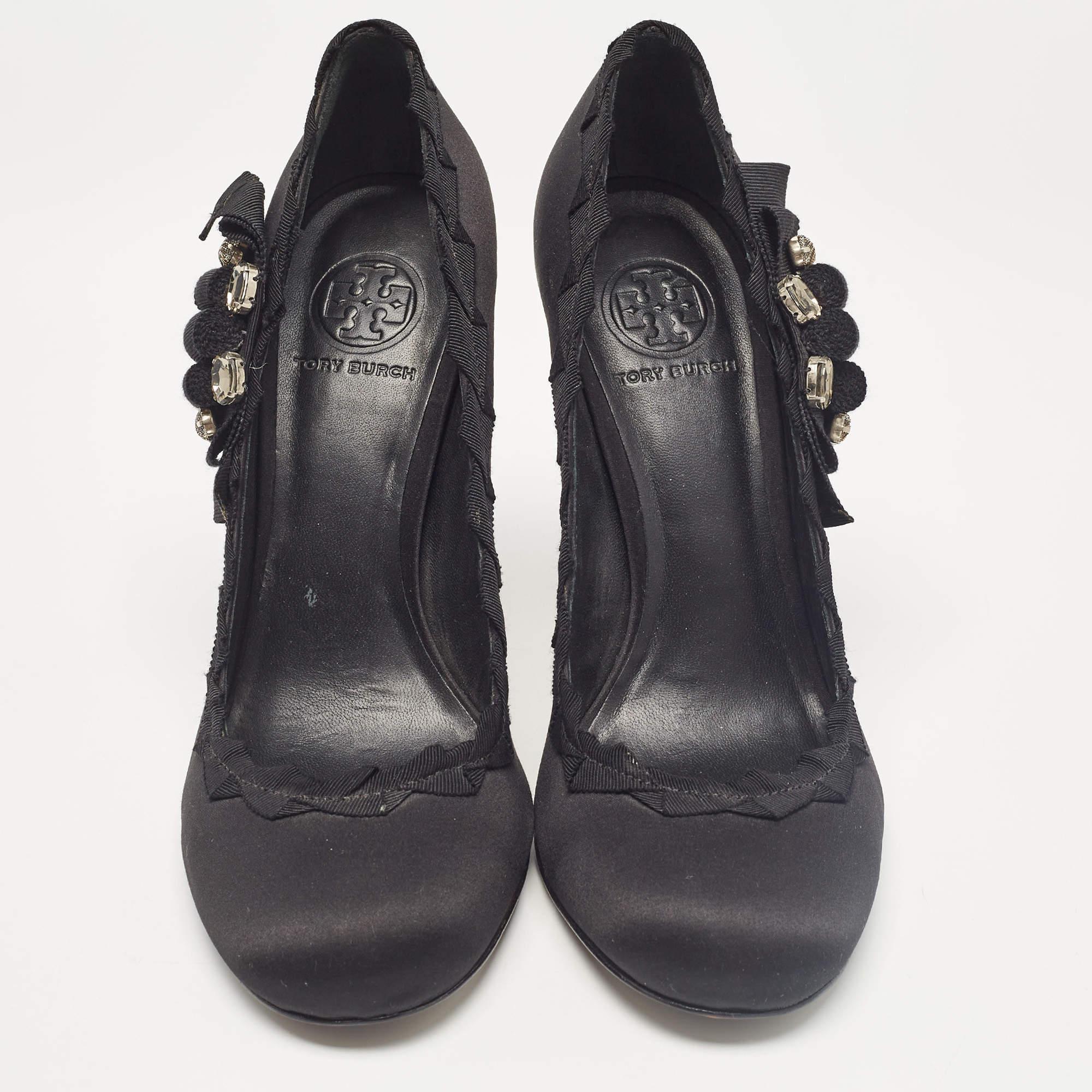 Tory Burch Black Satin Embellished Bow Pumps Size 41 In Excellent Condition For Sale In Dubai, Al Qouz 2
