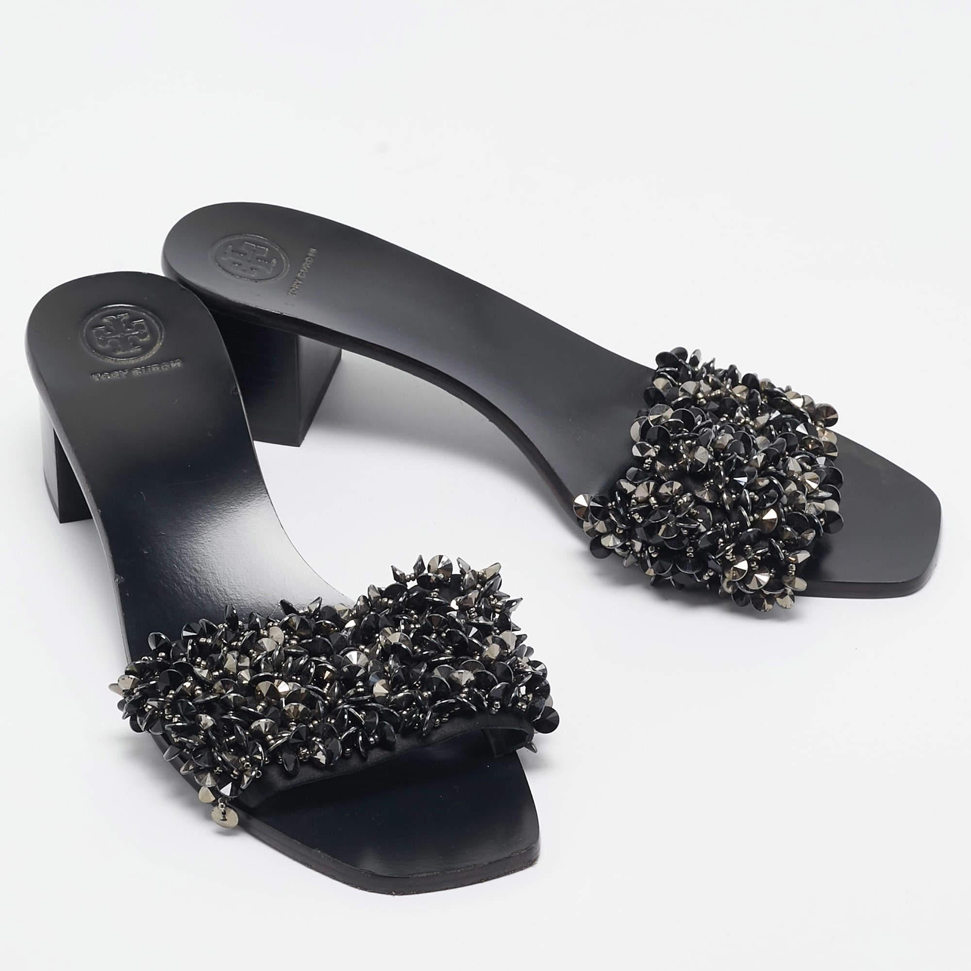 Tory Burch Satin noir Logan Embellished Slide Sandals Size 40.5 Bon état - En vente à Dubai, Al Qouz 2