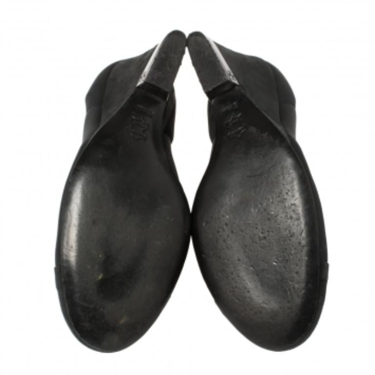 These black Tory Burch pumps are simply elegant and luxe. Crafted from quality suede, they flaunt tonal cap toes, 9 cm wedge heels, and durable soles. This pair is just what you need to heighten your style quotient.
