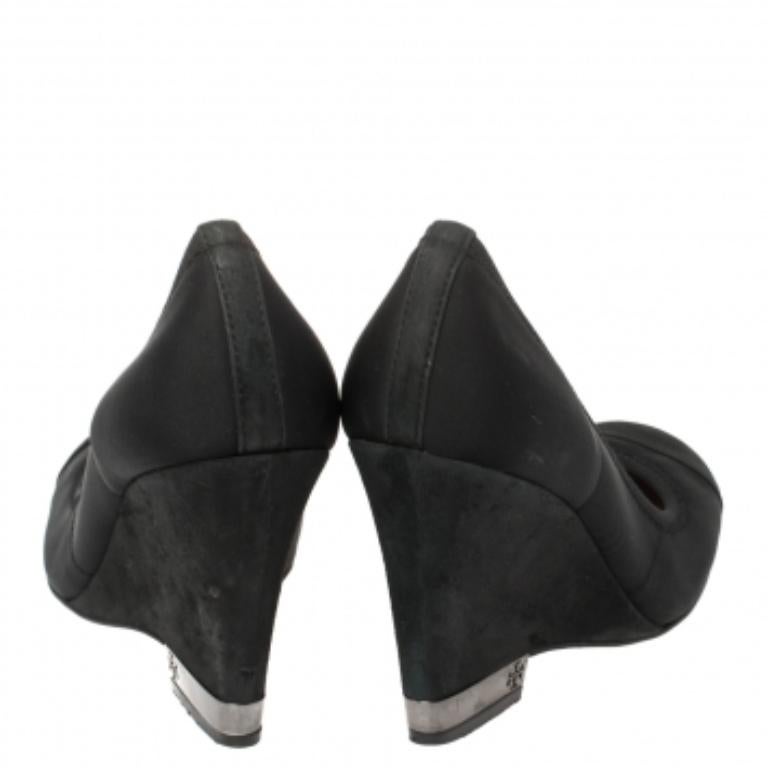 Tory Burch Black Suede Leather Cap Toe Wedge Heel Pumps Size 36.5 In Fair Condition For Sale In Dubai, Al Qouz 2