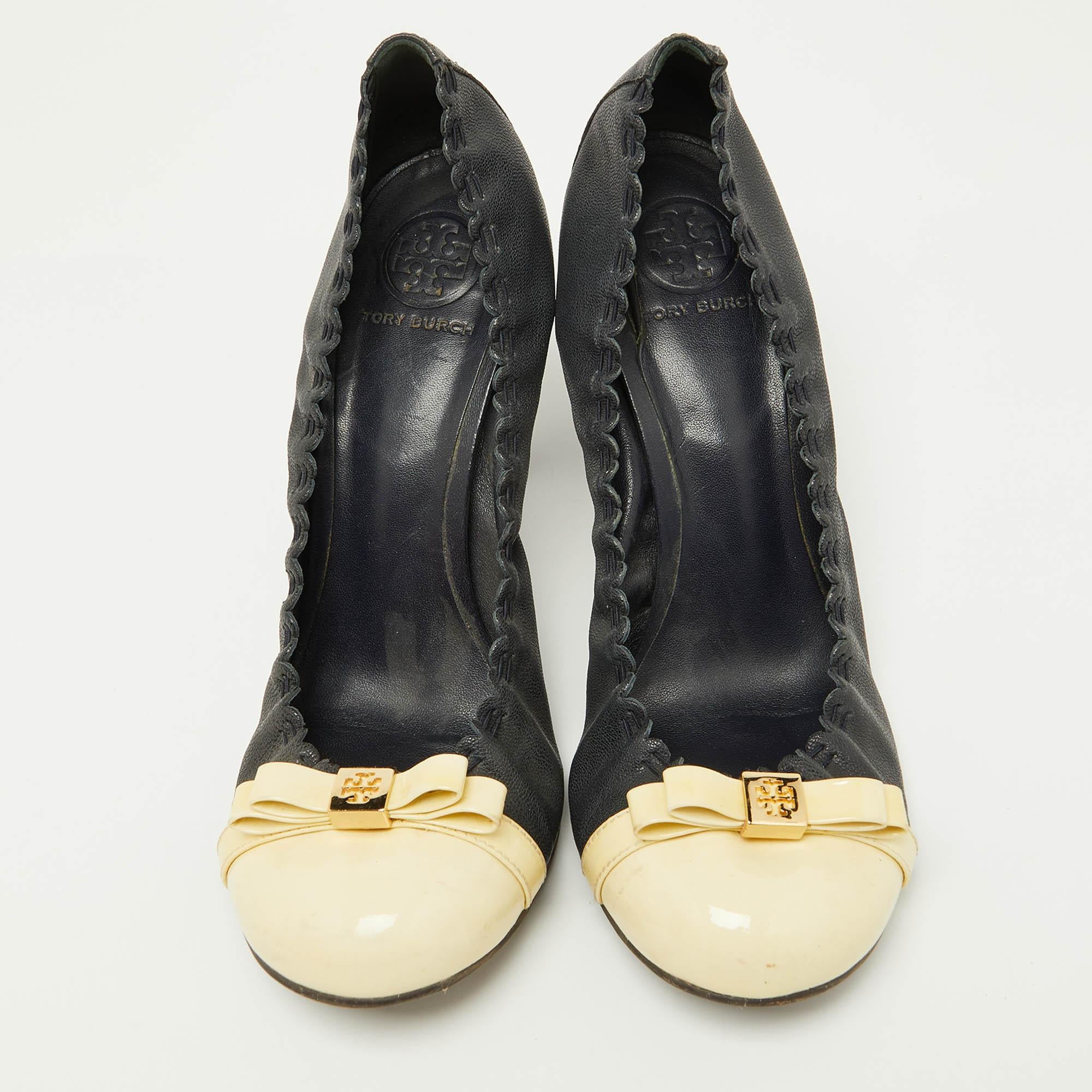 Nero Tory Burch Blu/Beige Pelle e Brevetto Romi Cap Toe Pumps Taglia 41 in vendita
