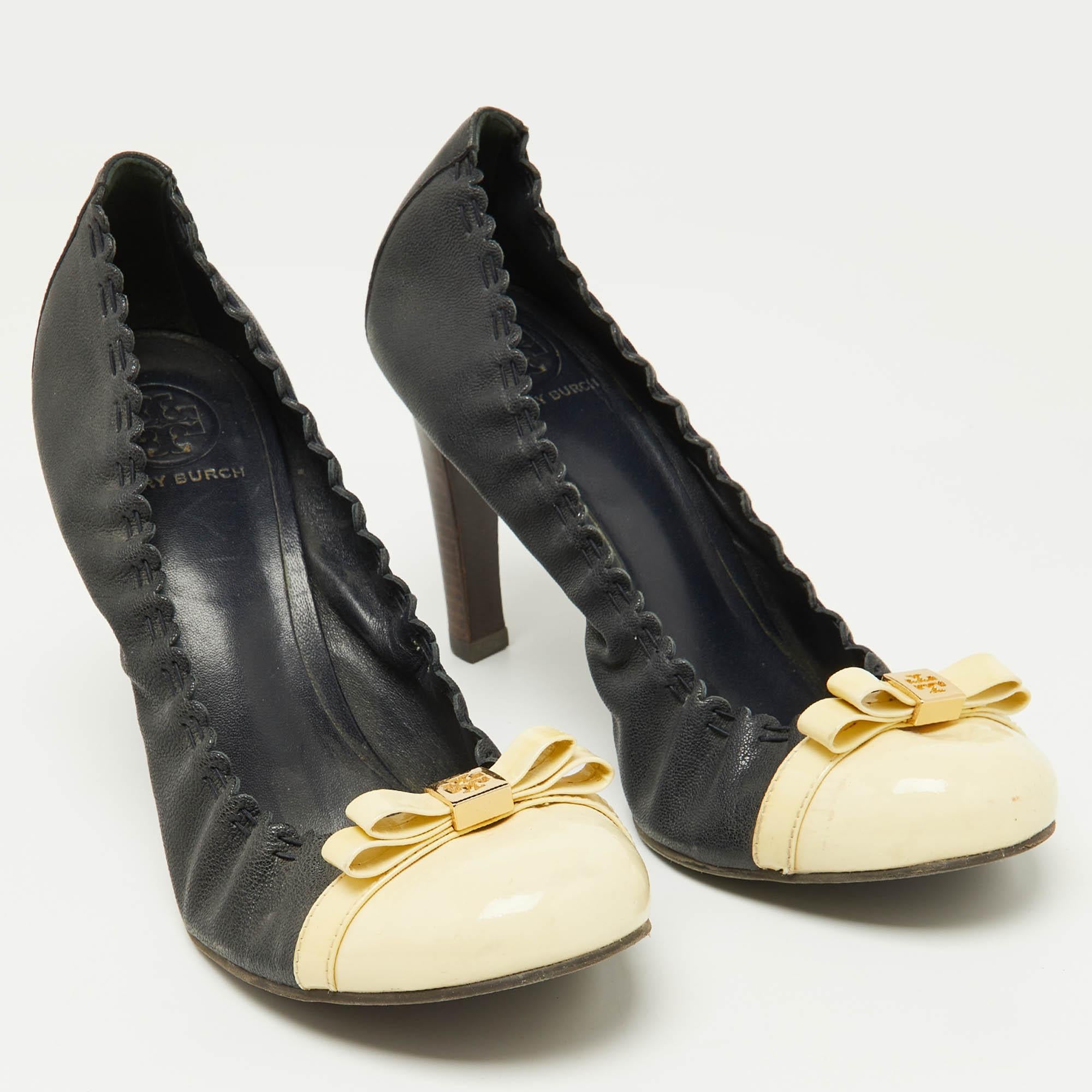 Tory Burch Blu/Beige Pelle e Brevetto Romi Cap Toe Pumps Taglia 41 In condizioni buone in vendita a Dubai, Al Qouz 2