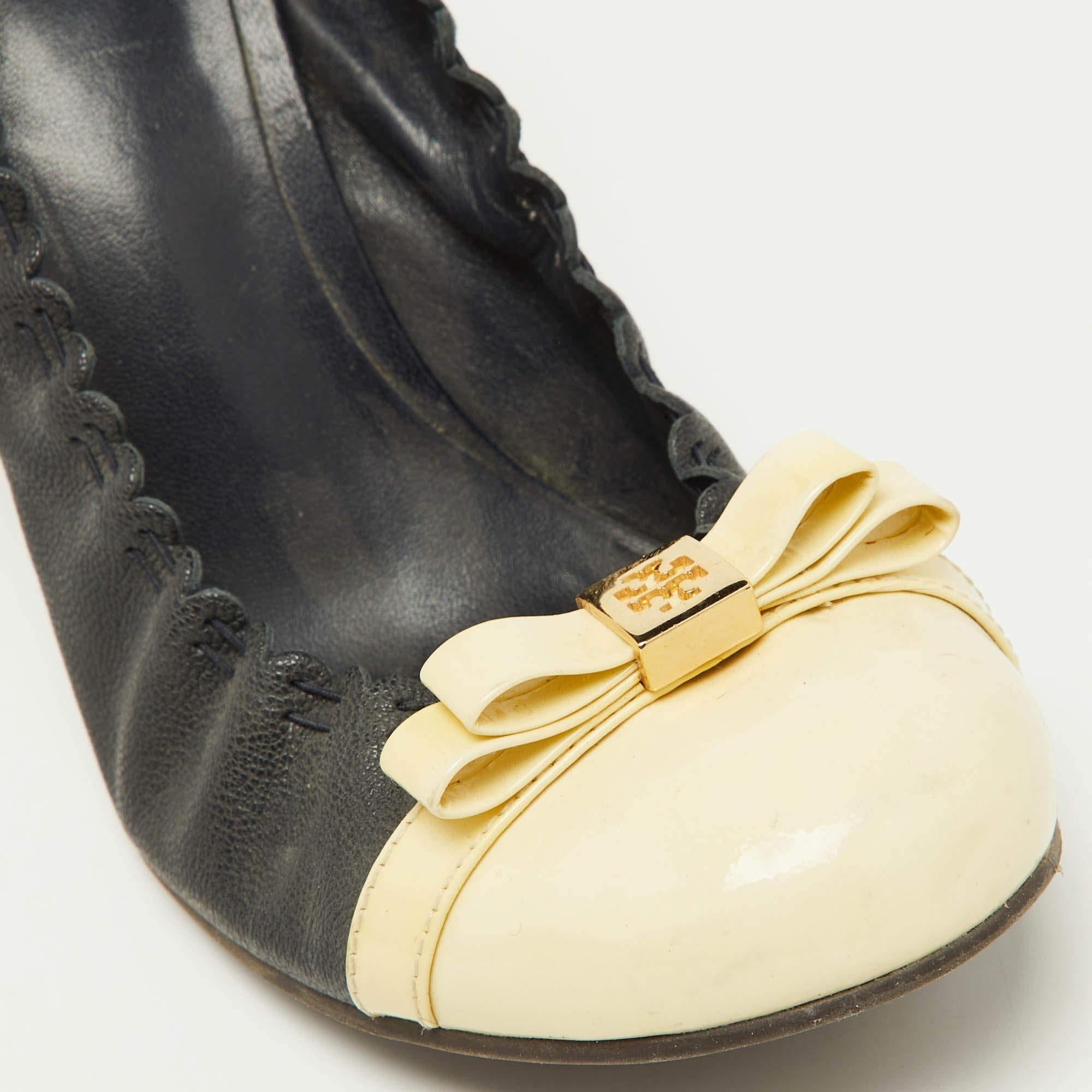 Tory Burch Blu/Beige Pelle e Brevetto Romi Cap Toe Pumps Taglia 41 in vendita 2
