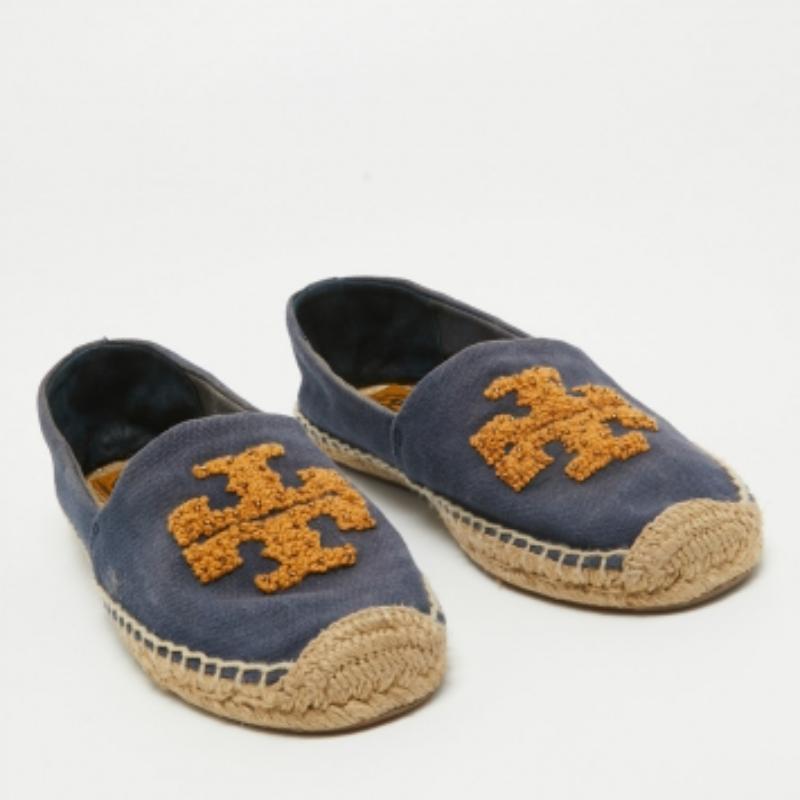 Perfetto connubio tra lusso, stile e comfort, queste ballerine di design sono realizzate con materiali di qualità e incorniciano i tuoi piedi nel modo più raffinato. Possono essere abbinati a una miriade di abiti del vostro guardaroba.