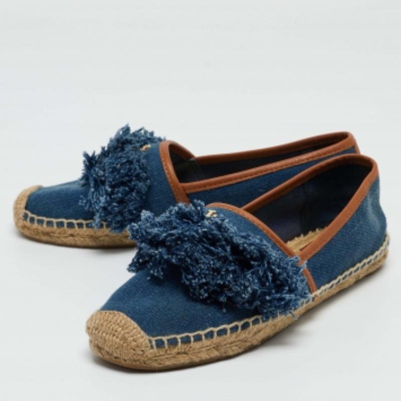 Vous n'avez plus à faire de compromis sur le confort pour le style ! Ces espadrilles Tory Burch combinent les deux dans des proportions parfaites. Elles sont fabriquées en denim. Les chaussures plates sont dotées de semelles en caoutchouc durables.