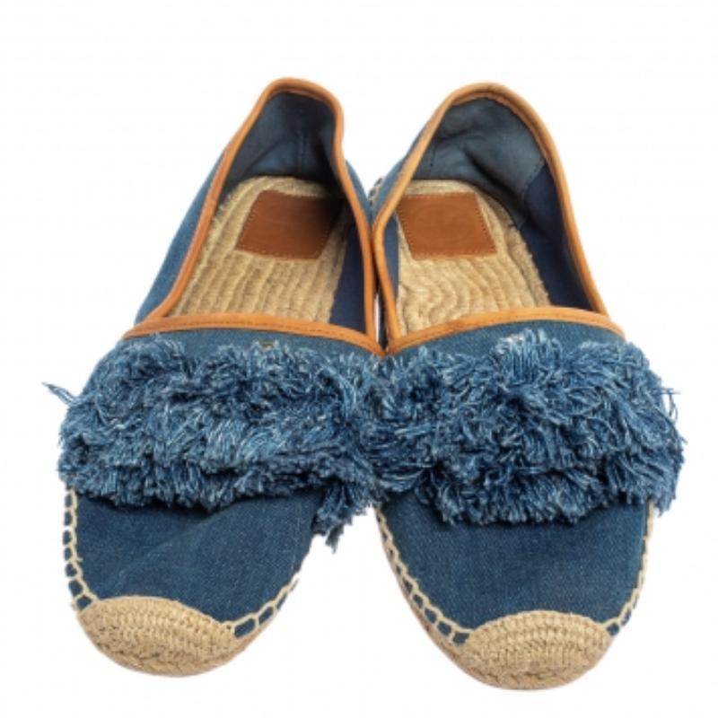 Vous n'avez plus à faire de compromis sur le confort pour le style ! Ces espadrilles Tory Burch combinent les deux dans des proportions parfaites. Elles sont confectionnées en denim et dotées de franges en détresse sur l'empeigne. Les chaussures