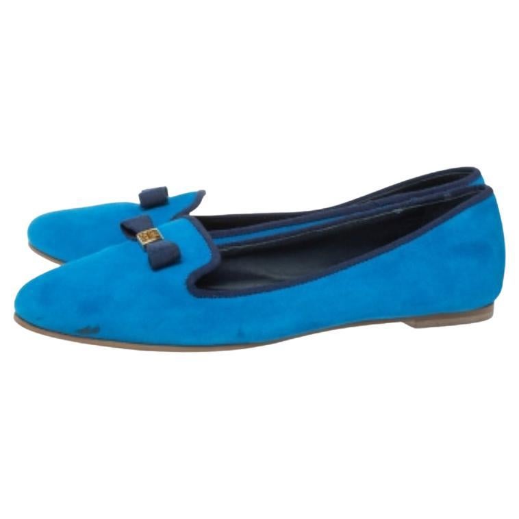 Stylish and super comfortable, this pair of loafers by Tory Burch will make a great addition to your shoe collection. They have been crafted from blue-hued suede. Leather insoles, bow detailing on the vamps, and rubber outsoles beautifully complete