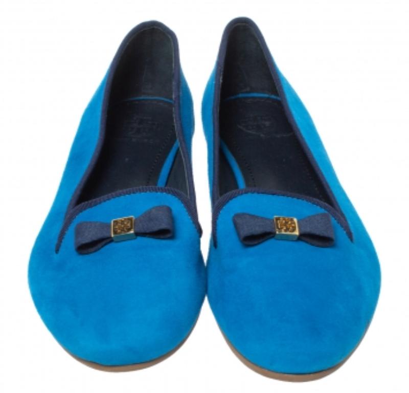Tory Burch Blue Suede Leather Bow Slip On Loafers Size 38 In Good Condition For Sale In Dubai, Al Qouz 2