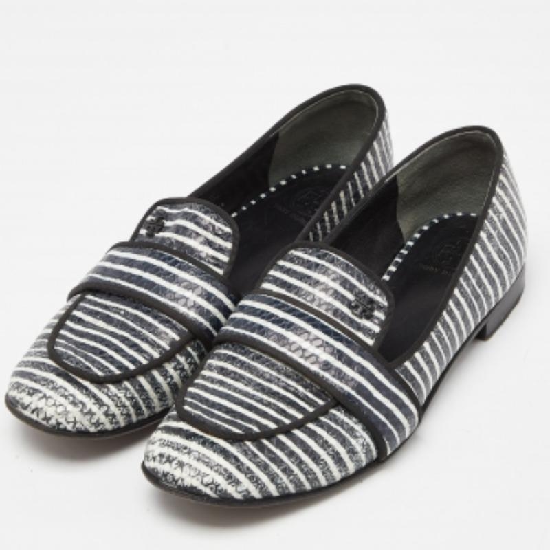 Queste pantofole di Tory Burch sono ben fatte e bellissime! Sono rivestite in pelle goffrata con pelle di serpente e foderate per garantire il massimo comfort ai tuoi piedi. Sono facili da indossare e daranno sicuramente un tocco di lusso ai tuoi
