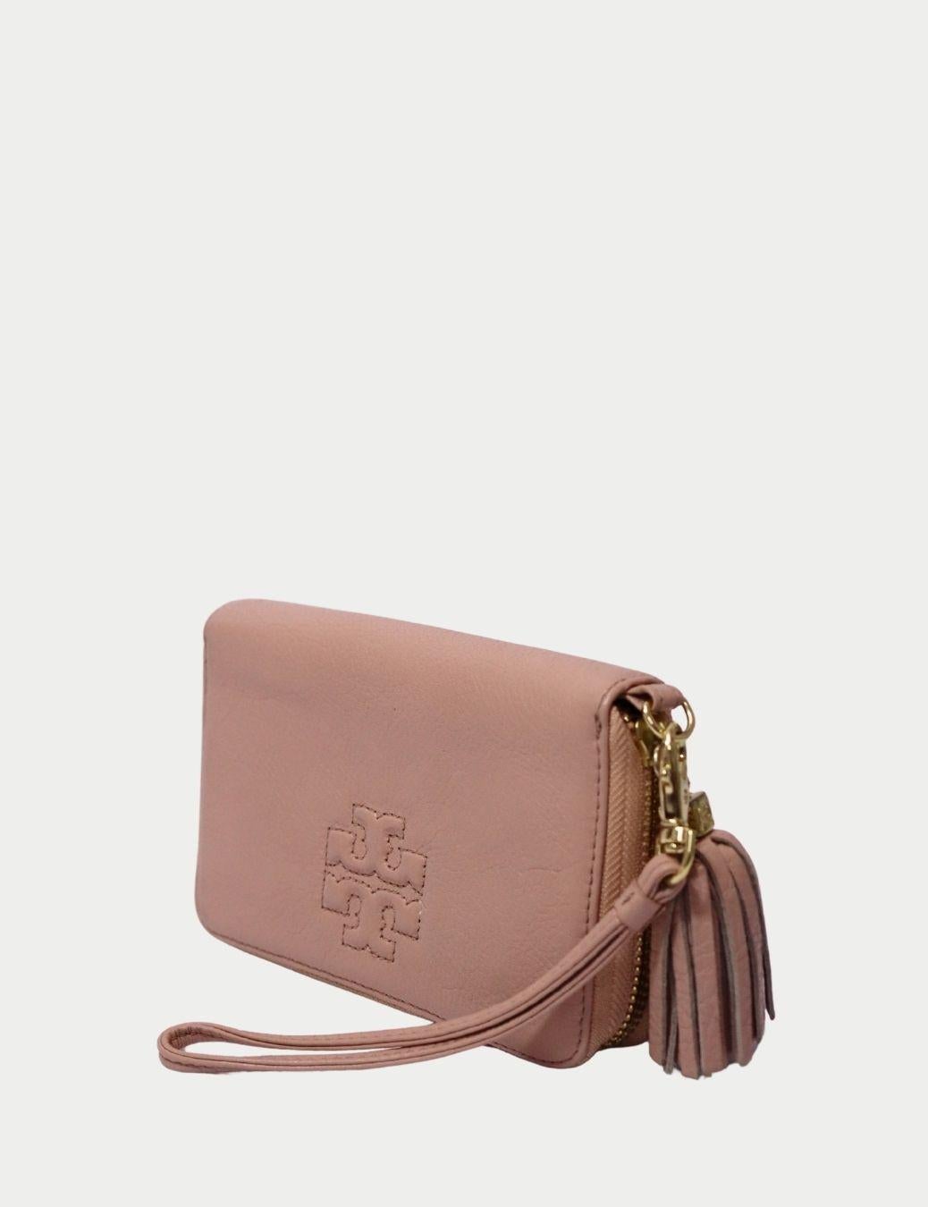 Tory Burch Blush Pink Leather Zip Wallet - Portefeuille compact avec pompon

Organisez vos essentiels avec style grâce à cet élégant portefeuille zippé en cuir rose blush de Tory Burch, orné du logo double T brodé signature de la marque sur le
