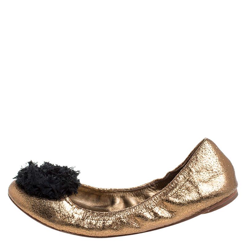 These ballet flats from Tory Burch are feminine and stylish, designed just for the fashionista in you. These comfortable crackled leather flats are ideal for those days when you have to spend long hours outdoors. They have a scrunch fit and black