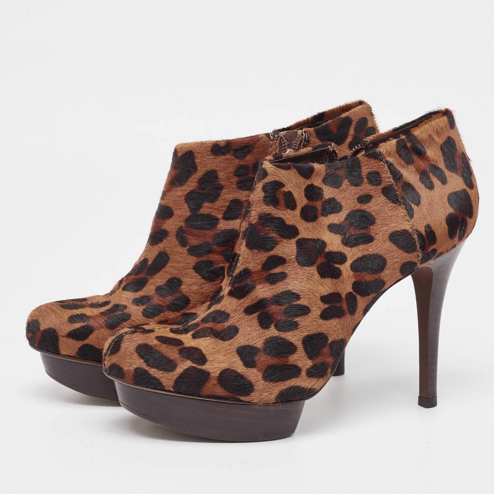 Enjoy the most fashionable days with these stylish Tory Burch booties. Modern in design and craftsmanship they are fashioned to keep you comfortable and chic
