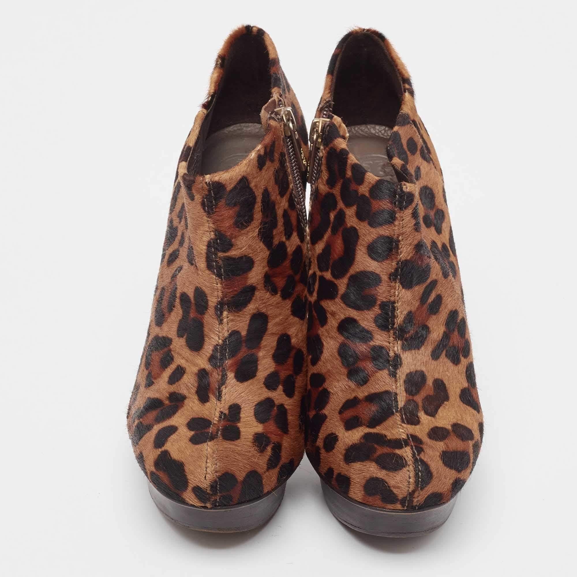 Tory Burch Brown/Beige Calf Hair Booties Size 39 In Good Condition For Sale In Dubai, Al Qouz 2