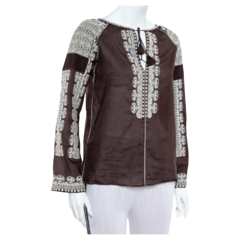 Tory Burch brings to you this amazing top that perfectly combines modern and vintage! The brown creation is made of 100% cotton and has been designed with contrasting intricate embroidery that makes it stand out. It flaunts self-tie tassels on the