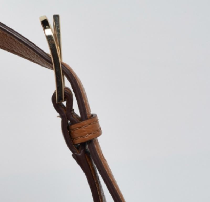 Tory Burch Brown Leather Britten Crossbody Bag Bon état - En vente à Dubai, Al Qouz 2