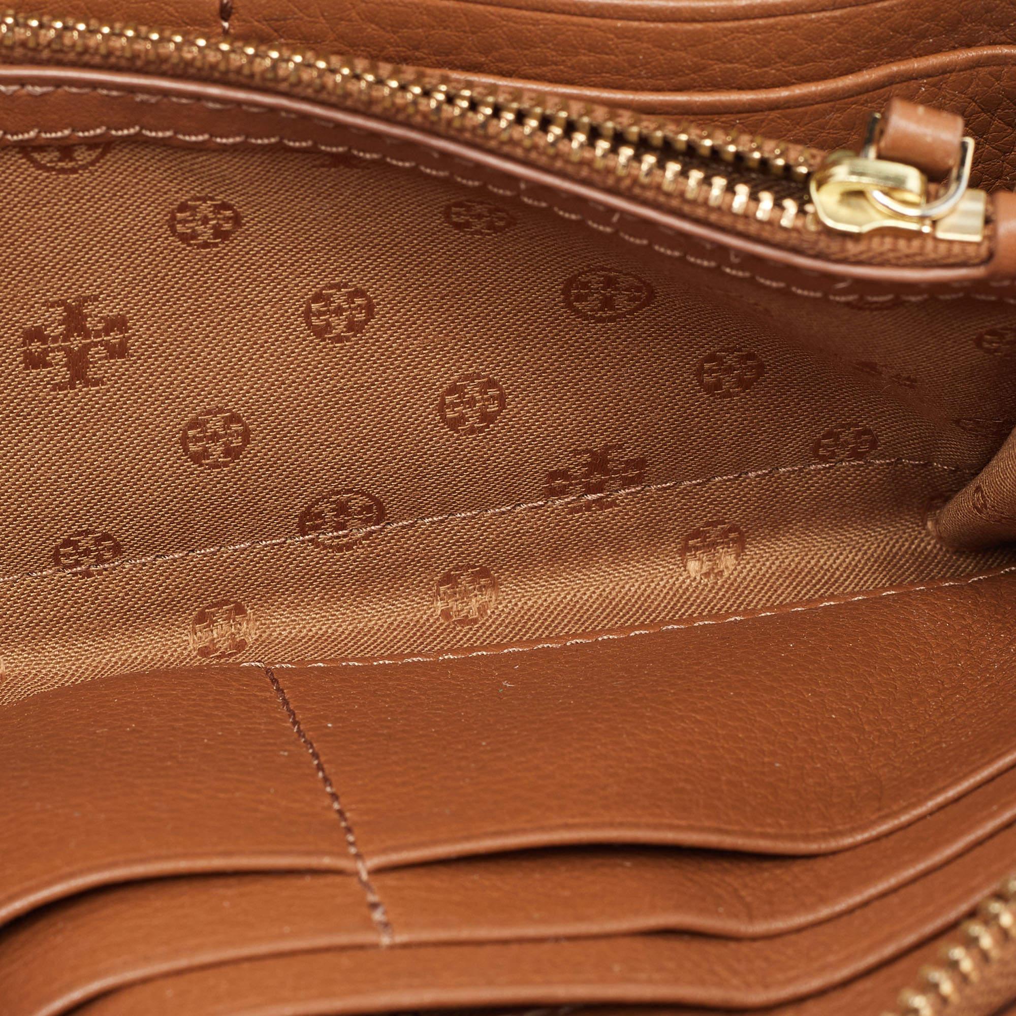 Elevate your everyday elegance with this Tory Burch wallet. Meticulously crafted from premium materials it seamlessly blends style functionality and sophistication making it a great pick.