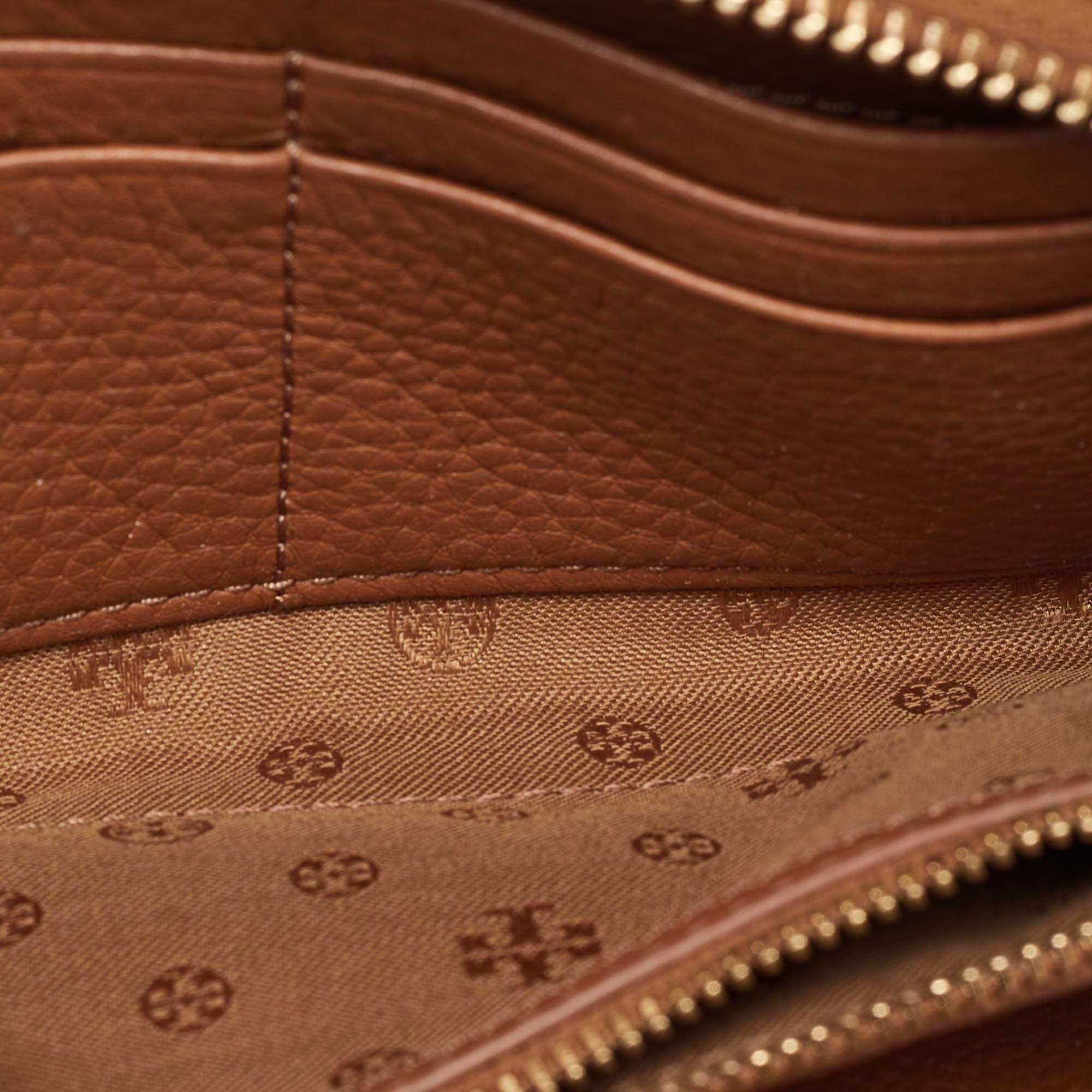 Tory Burch Brown Leather Britten Zip Around Wallet In Fair Condition For Sale In Dubai, Al Qouz 2