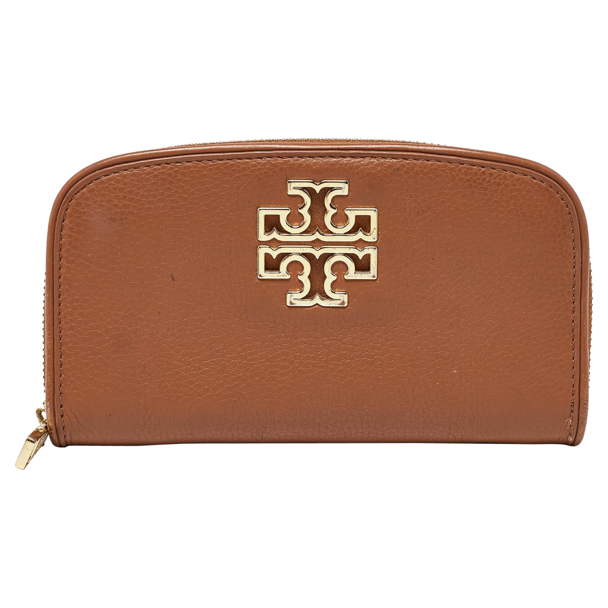Portafoglio con zip Britten in pelle marrone di Tory Burch
