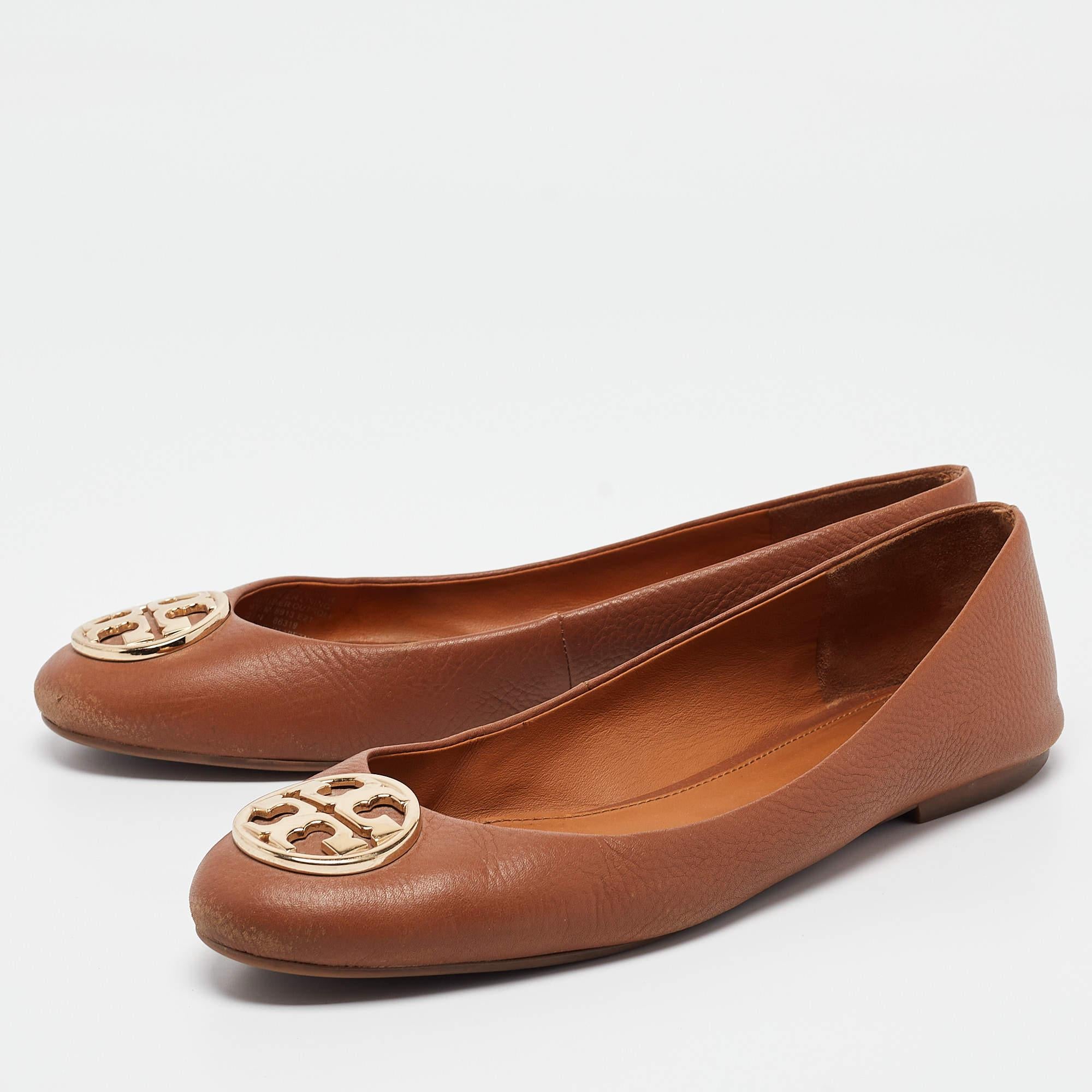 Let this comfortable pair be your first choice when youre out for a long day. These designer shoes have well sewn uppers beautifully set on durable soles.