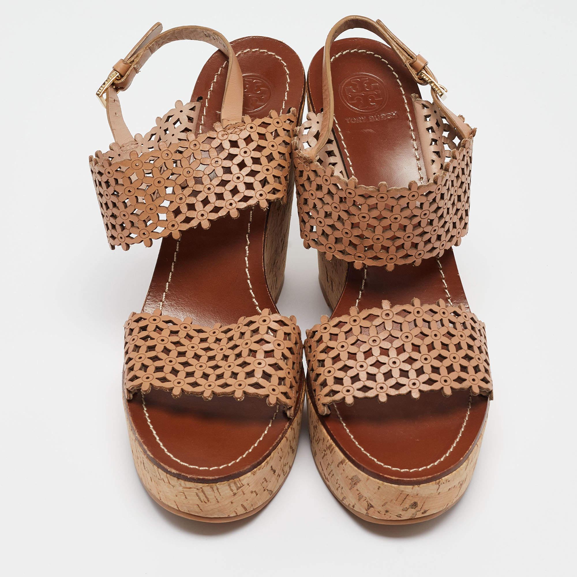 Tory Burch Brown Leather Daisy Wedge Sandals Size 40.5 In Excellent Condition For Sale In Dubai, Al Qouz 2