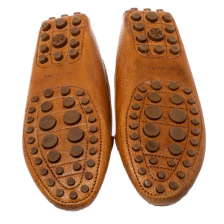 Crafted from leather, this pair of brown Driving loafers by Tory Burch is a blend of luxury and comfort. They feature bows on the uppers, leather-lined insoles, and rubber pebbling on the outsoles. The loafers are classic in appeal and high in