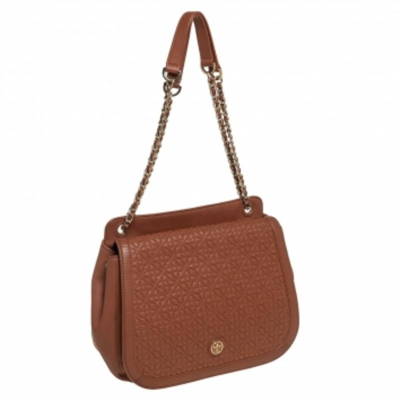 Minimally stylish and high on durability, this Tory Burch bag will be the perfect pal for your daily outings! It has been crafted from brown leather and designed with chain-link shoulder handles. It flaunts the brand logo on the front flap and opens