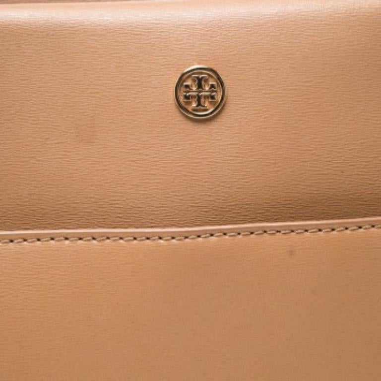 Jeder Kleiderschrank verdient eine gute braune Tasche und diese Parker-Tasche von Tory Burch ist genau das, was Sie brauchen. Diese große Tasche ist aus Leder gefertigt und besticht durch ihr Design und ihre Struktur. Sie verfügt über zwei
