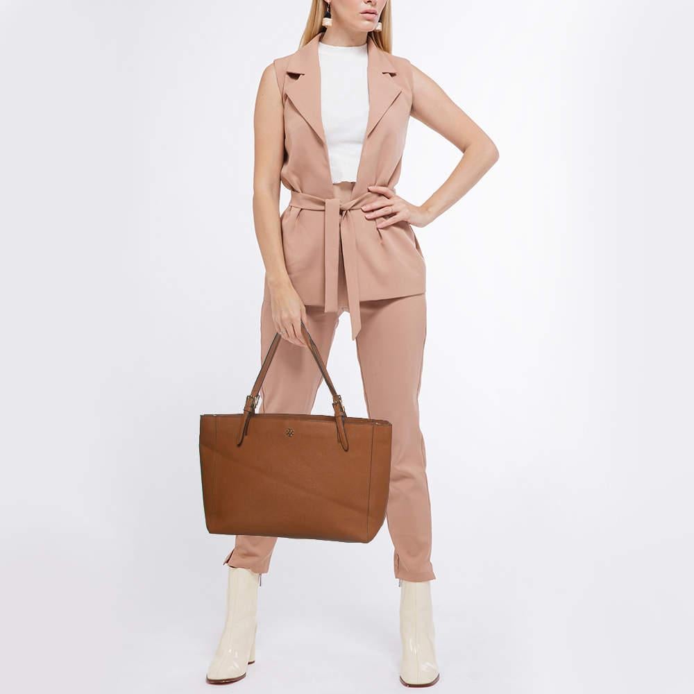 Know to create stylish, sophisticated, and timeless designs, this is a brand worth investing in. The bags that come from this label's atelier are exquisite. This tote bag is no different. It has been made from quality materials and comes with an