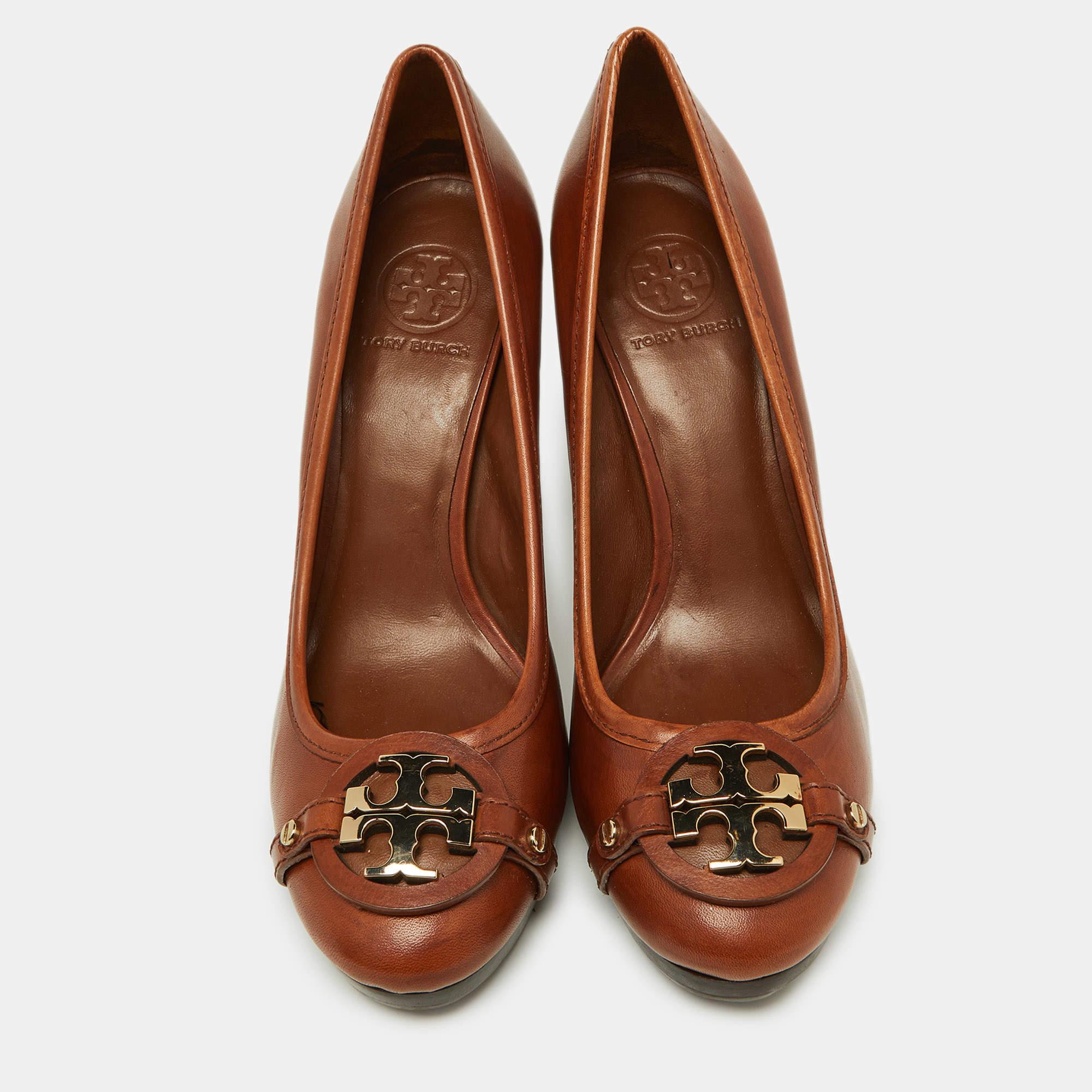 Tory Burch Brown Leather Logo Detail Round Toe Pumps Size 40.5 In Good Condition For Sale In Dubai, Al Qouz 2