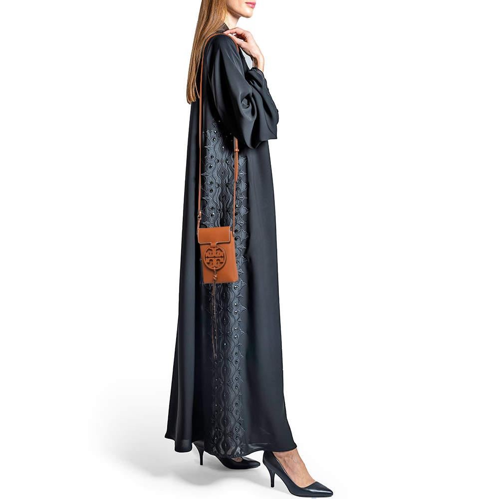 Trust this Tory Burch mini phone crossbody bag to be light durable and comfortable to carry. It is crafted beautifully using the best materials to be a durable style ally.