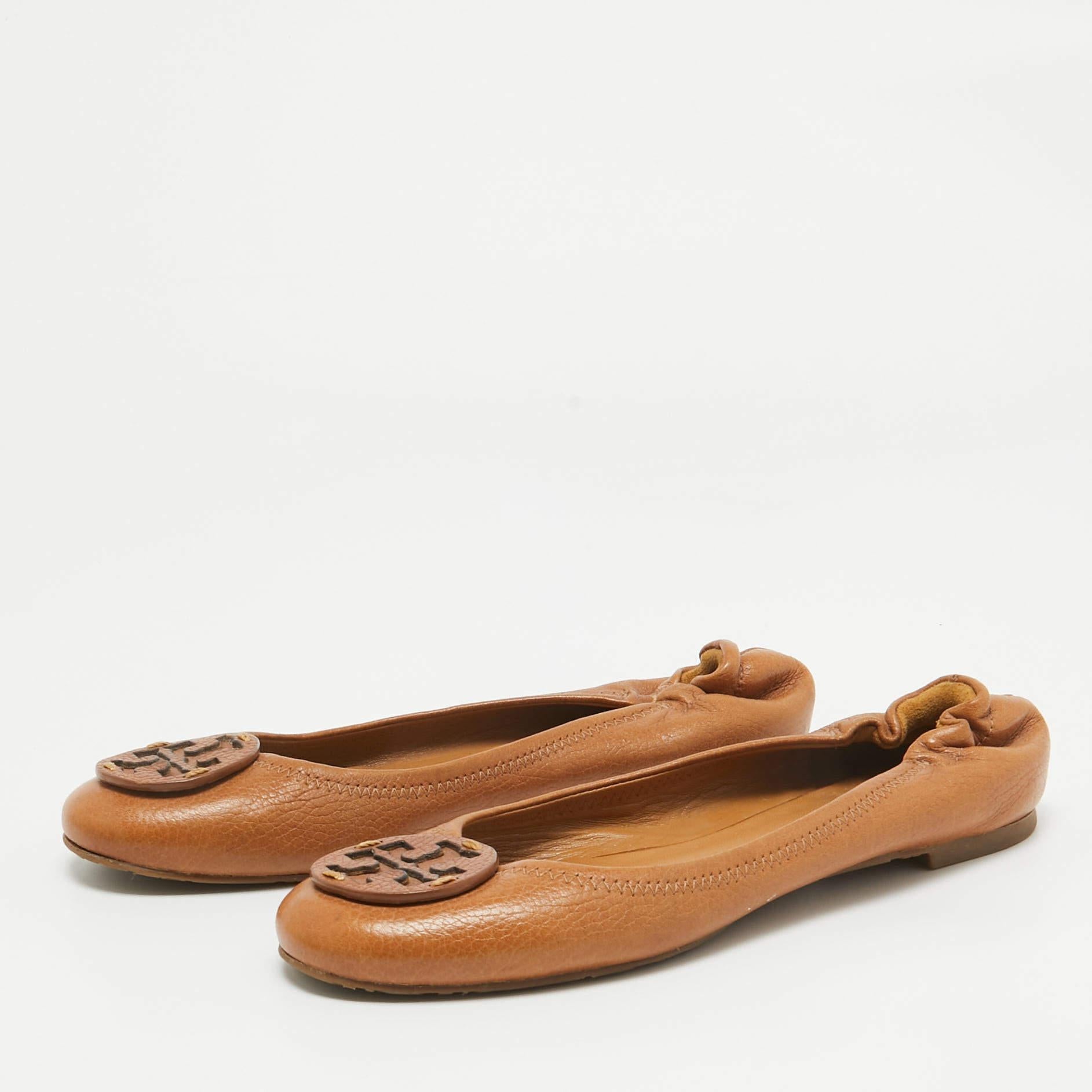 Let Tory Burch take you through the day in high comfort with this pair of ballet flats. Made of brown leather they are embellished with logo detailing on the toes. The insoles are leather lined.