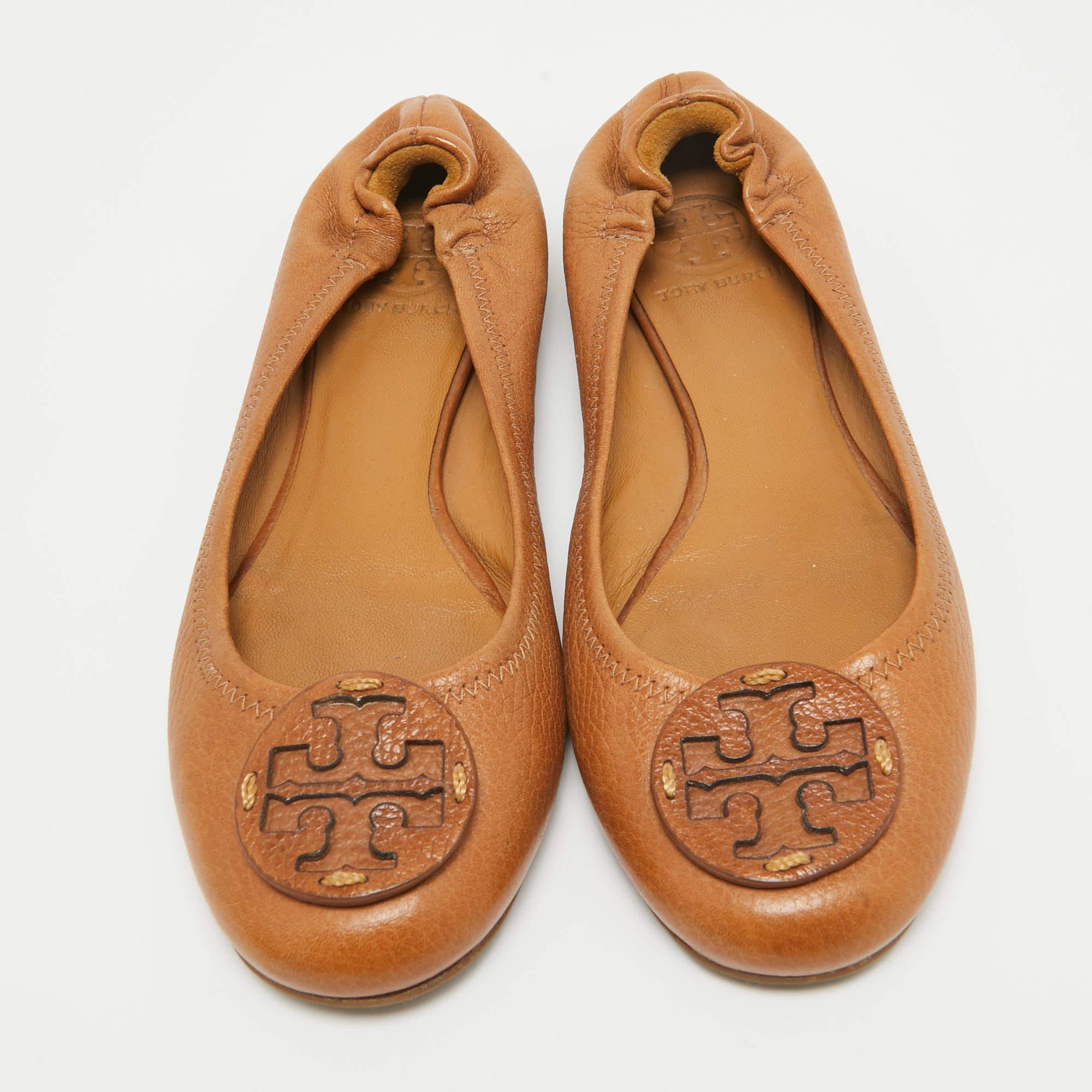 Tory Burch Brown Leather Minnie Scrunch Ballet Flats Size 38.5 In Good Condition For Sale In Dubai, Al Qouz 2